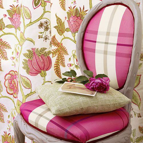 Zasłony Aurore (921 zł/m), obicie krzesła Gaspard (495 zł/m). IMPRESJE HOME COLLECTION