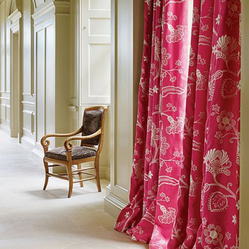 Zasłony Bovary firmy Colefax Fowler kosztują 520 zł za metr, materiał Wilde na krześle – 553 zł