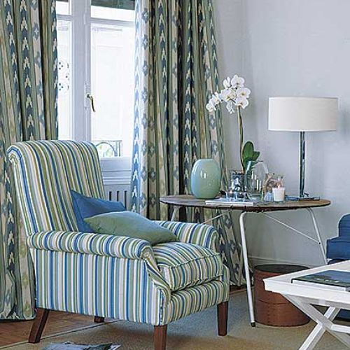 Zasłony Esmeralda Azul (275 zł/m2). Materiał na fotelu - Antalia Azul (322 zł/m2). KA INTERNATIONAL