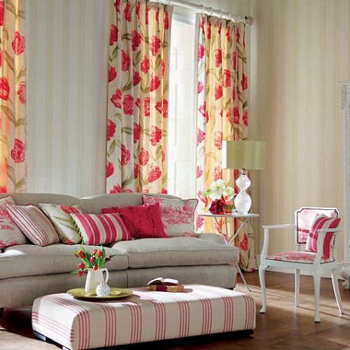 Zasłony Liana za 297 zł/m, krzesło tapicerowane materiałem Etienne (215 zł/m), stół i poduszki w paski: Emilia 278 zł/m