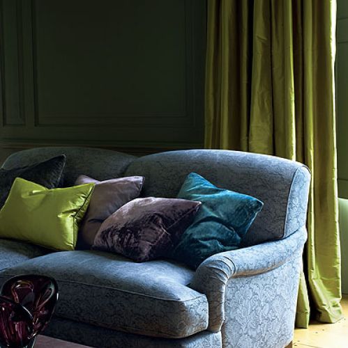 Zasłony Lucerne kosztują 254 zł za metr, tkanina Ruskin na sofie – 423 zł za metr. Colefax