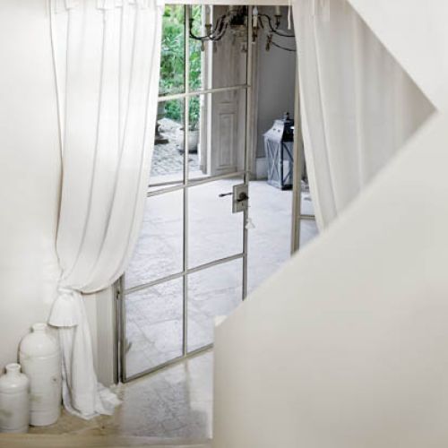 Zasłony z surowego lnu (od Leliere) upięte jak pałacowe jedwabie. Chwosty od Houles.