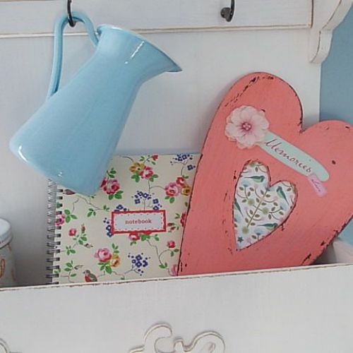 Zawieszka w kształcie dużego serca. Wykonana przy życiu farby akrylowej oraz materiałów do scrapbookingu. Magdalena