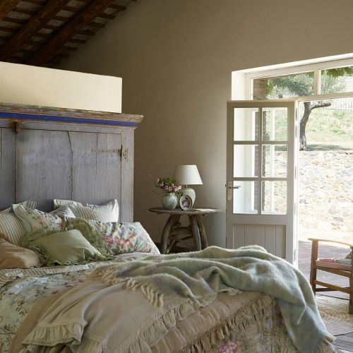 Pościel z falbanami i koronkami we wzory vintage.