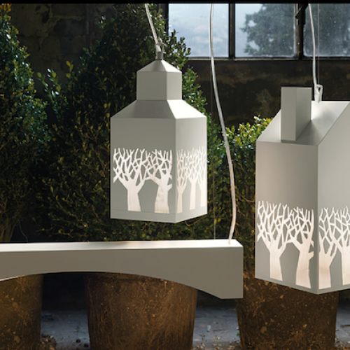 Zdjęcie: www.karmanitalia.it. Drzewo, domek, lampa