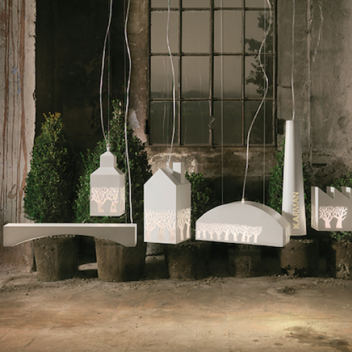 Zdjęcie: www.karmanitalia.it. Drzewo, domek, lampa