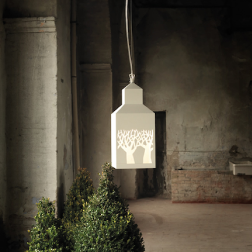 Zdjęcie: www.karmanitalia.it. Drzewo, domek, lampa