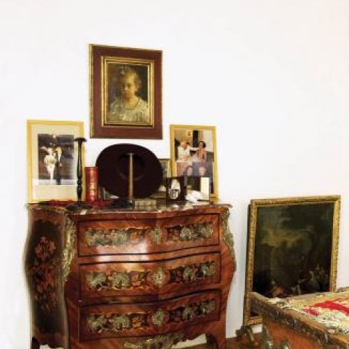 Zdobiona drewniana komoda. Świat według Opałki