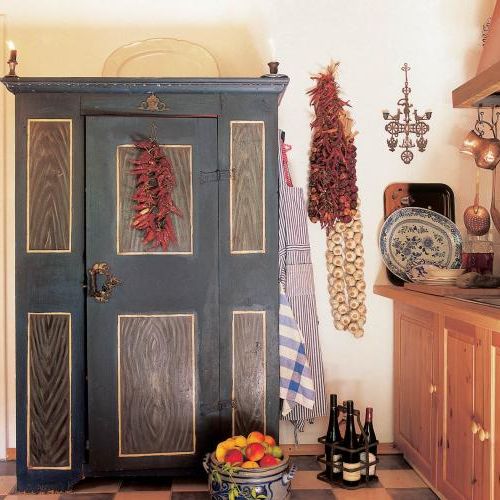 Zdobiona niebieska szafa. Dom-patchwork Bożeny Łęckiej