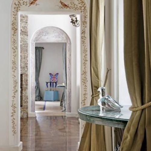 Zdobione krzesło. W ogrodzie sztuki