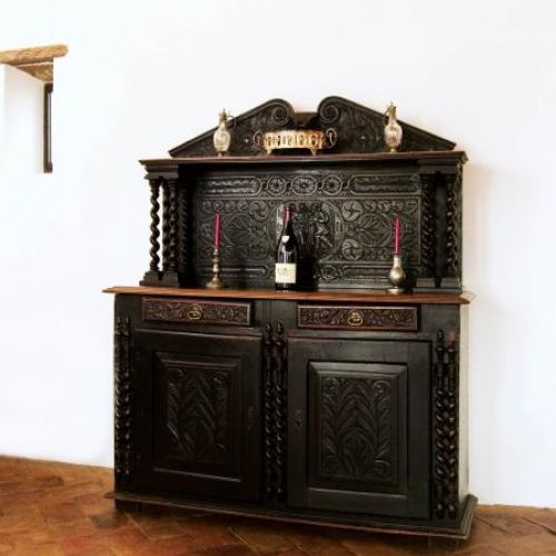 Zdobiony drewniany kredens. Świat według Opałki