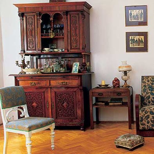 Zdobiony kredens jest ozdobą wnętrza.