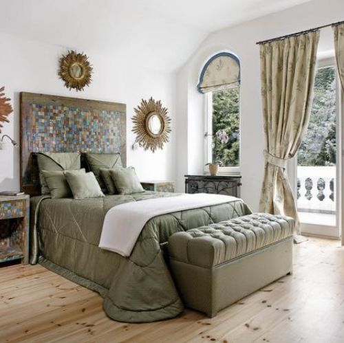 Ze staregodrewna meksykański stolarz- artysta zrobił wezgłowie łóżka i nocne stoliki.