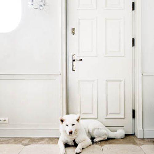 Żeby pomieszczenia wydawały się wyższe, projektantka zrobiła drzwi większe niż standardowe.