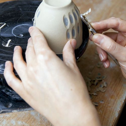 Żeby powstał kubek, potrzeba anielskiej cierpliwości i jubilerskiej ręki.