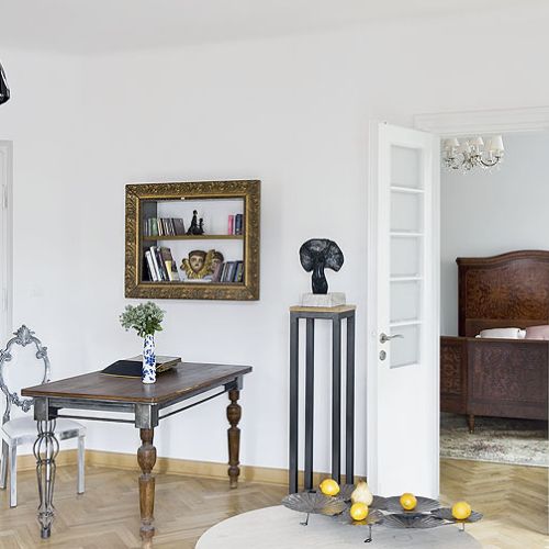 Żeby zachować ducha domu z dawnych czasów, trochę rzeczy dokupiły na Kole: łóżko, szafę. Starannie