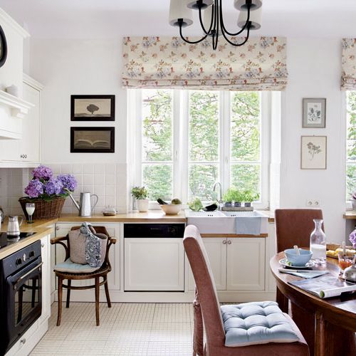 Zegar Irena z projektantką kupiły w Salonie Mościccy, kafelki wybrały z Opoczna z kolekcji majolika.