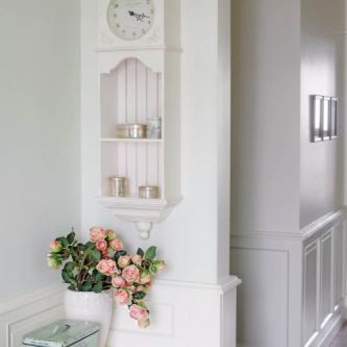 Zegar ze sklepu Fryderyk Gallery z fikuśną półeczką na drobiazgi idealnie udaje antyk.