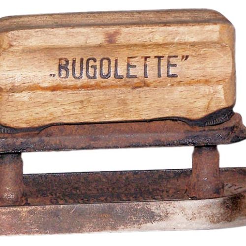 Żelazko austriackiej firmy Bugolette z ok. 1920 roku, sprzedawane przez Wawrina Co., Wiedeń, z kolekcji Piotra Widenki