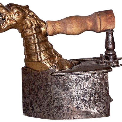 Żelazko na węgiel, z kominem w kształcie głowy smoka, prawdopodobnie dla leworęcznych, produkowane w latach