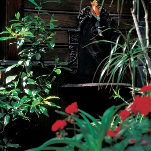 Żeliwna ogrodowa umywalka. W letniskowym stylu