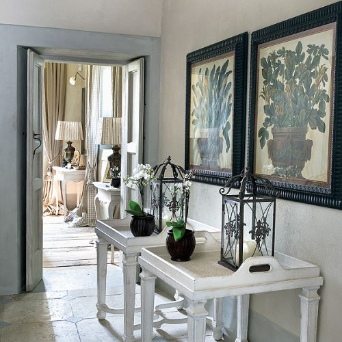 Zieleń w odcieniu szałwii, szarości, sjena palona.