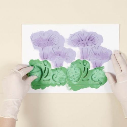 Zieloną farbą namaluj liście. Z wiosną w kąpieli