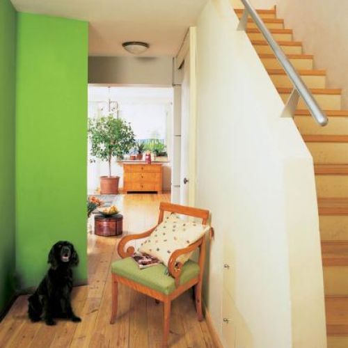 Zielona ściana ożywia wnętrze. Stare pogodzone z nowym