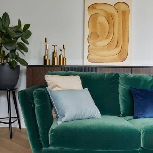 szmaragdowa sofa w salonie