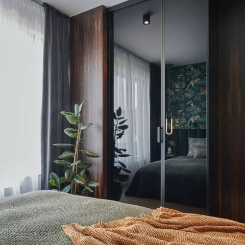 drzwi ukryte w szafie