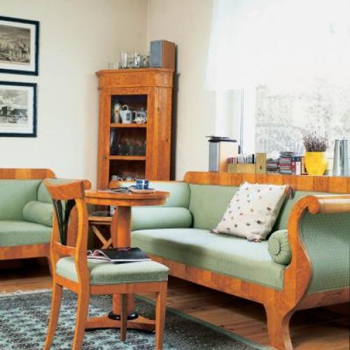 Zielone obicia odmłodziły meble. Stare pogodzone z nowym