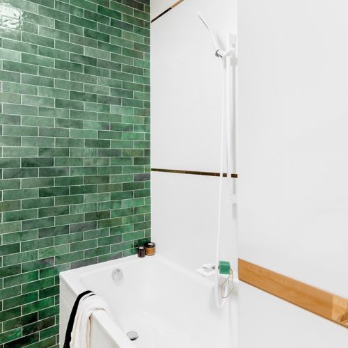 zielone płytki do łazienki