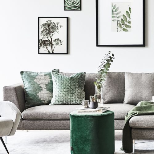 szary salon z zielonymi dodatkami