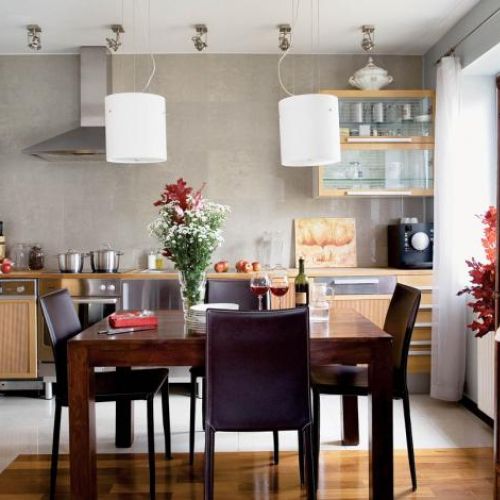 Zimna kolorystyka ścian współgra z ciepłym drewnem i świeżymi kwiatami.