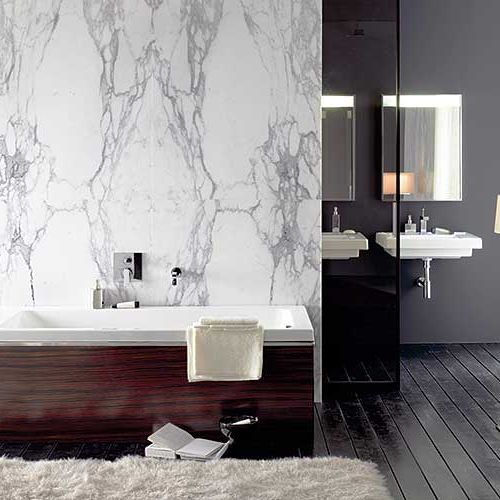 Zimny marmur i ciepłe drewno. Za wannę firmy Keramag-Era zapłacimy 2708 zł, za umywalkę (70 x 55 cm) - 1069 zł. KOŁO