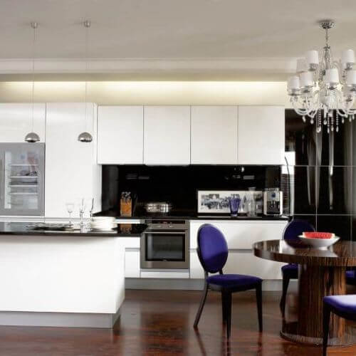 Zlewozmywak na wyspie kuchennej. Apartament kosmopolityczny