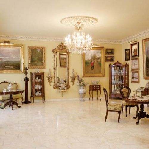 Złocistociepłe światło po mistrzowsku wydobywa wszystkie odcienie z obrazów i gobelinów.