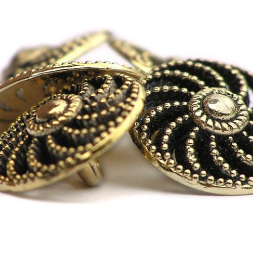 Złote guziki, fot. Shutterstock.com. Guzik z pętelką