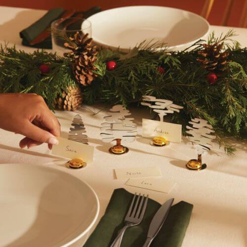 złote dekoracje bożonarodzeniowe na stół