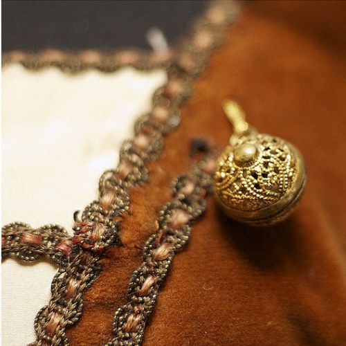 Złoty guzik od kostiumu scenicznego, Muzeum Teatralne, Teatr Wielki - Opera Narodowa w Warszawie, fot. Rafał Celiński