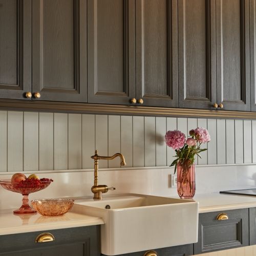 zlew farmerski w eleganckiej kuchni