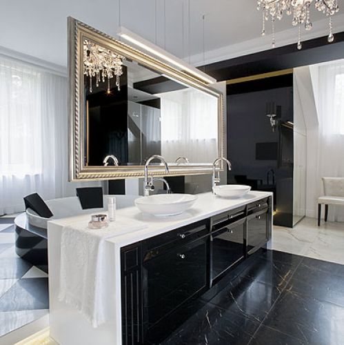 Zmysłowa, pałacowa, nowoczesna. Trudno przejść obok tej willi obojętnie.