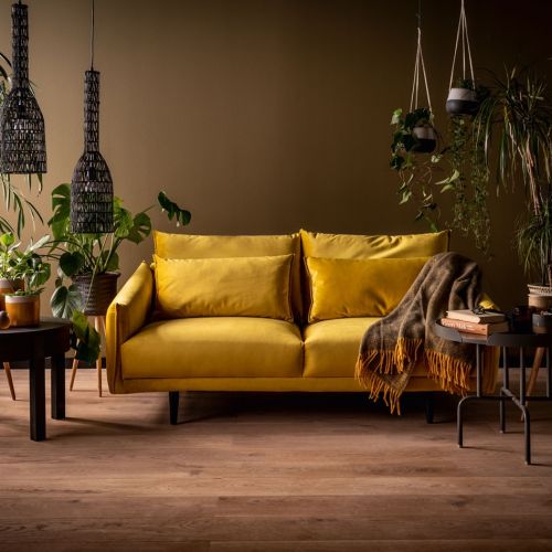 żółta sofa w salonie