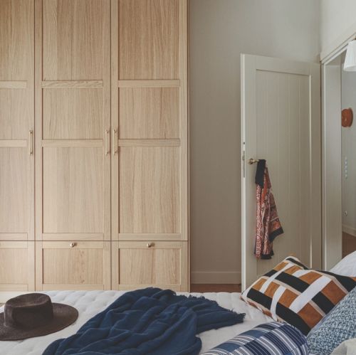 sypialnia w ciepłych kolorach