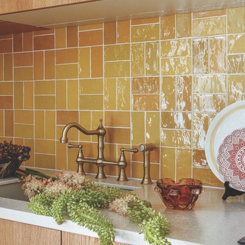 żółte kafelki w kuchni