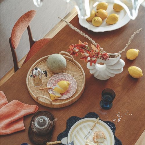 małe mieszkanie w słonecznych kolorach