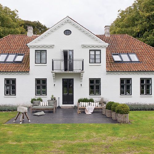 Został zbudowany w 1834 roku. Biały dom z orientalnymi dodatkami