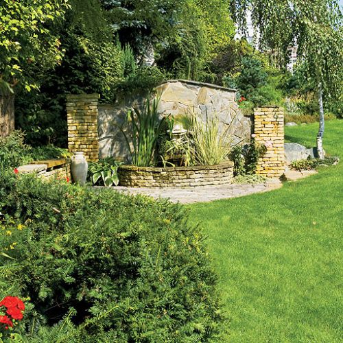 Źródełko bijące ze ściany z piaskowca Krzysztof podpatrzył na jakimś greckim czy włoskim placyku i