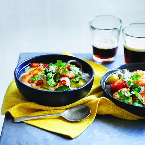 Zupa Tom Yum z krewetkami i ananasem.