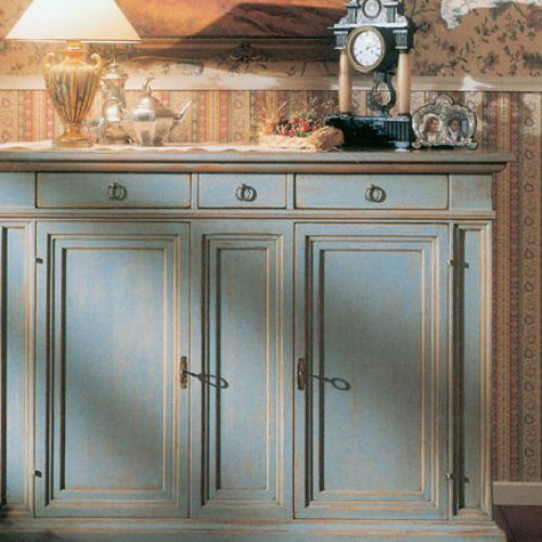 Zwieńczony rzeźbioną attyką zegar z marmurowymi kolumienkami to prawdziwe dzieło sztuki. ARTE MOBILI